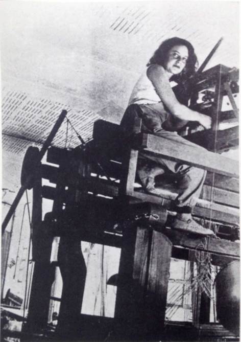 Leben am Bauhaus Dessau, Werkstätten, Otti Berger auf dem Hochwebstuhl, Abbildung in der Zeitschrift Kokusai-Kenchiku, Tokio, Jg. 9, Nr. 6, Juni 1933